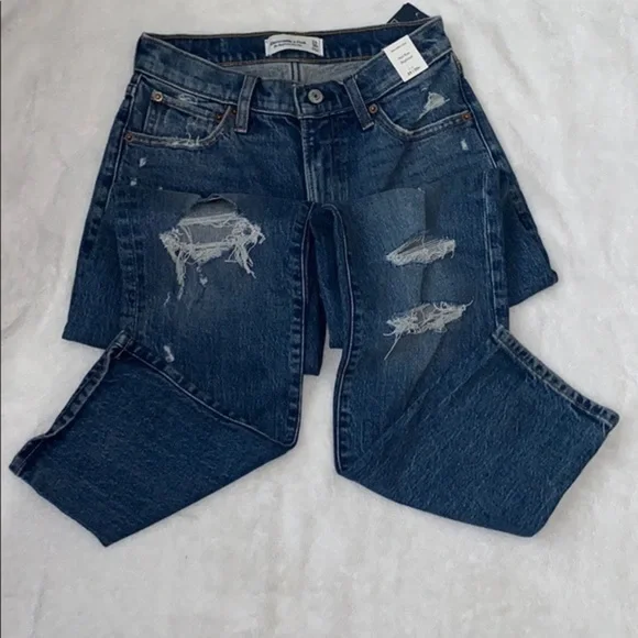 🔥 Ripped Mid Rise Boyfriend Jeans 🔥​